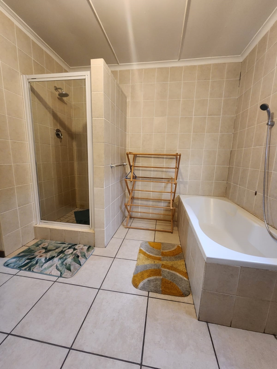 To Let 4 Bedroom Property for Rent in Eikendal Western Cape